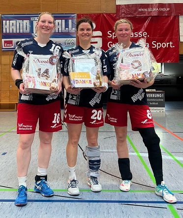 Nancy Scheffler, Yvonne Dietrich und Claudia Voigt (v.l.n.r.) wurden feierlich verabschiedet. Die drei Spielerinnen beendeten ihre aktive Zeit beim SV Aufbau Altenburg